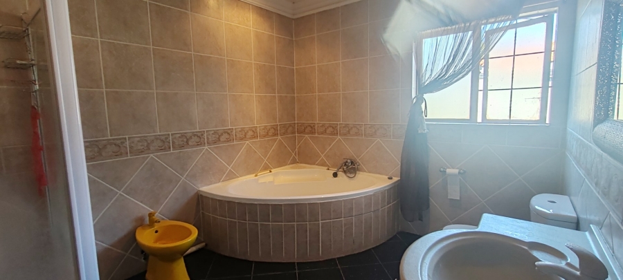 4 Bedroom Property for Sale in WestLake Country Safari Estate North West